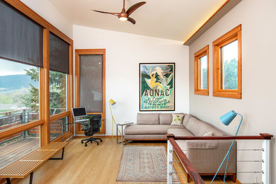 Foto de salón abierto actual de tamaño medio con paredes grises y suelo de bambú
