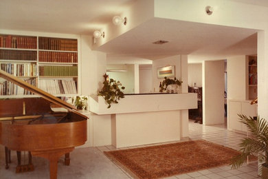 Modelo de salón con rincón musical abierto de tamaño medio con paredes blancas y suelo de baldosas de cerámica