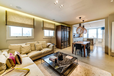 Offenes Modernes Wohnzimmer ohne Kamin mit beiger Wandfarbe und hellem Holzboden in London