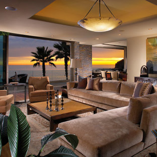 Immagine di un grande soggiorno tropicale con pareti beige