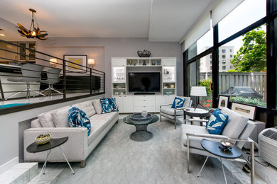 Immagine di un soggiorno design con pareti grigie e pavimento bianco