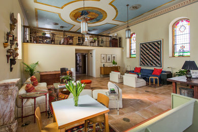 Diseño de salón para visitas abierto tradicional grande sin chimenea y televisor con paredes beige, suelo de travertino y suelo rojo