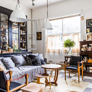 Repräsentatives Eklektisches Wohnzimmer mit weißer Wandfarbe und Linoleum in Sydney