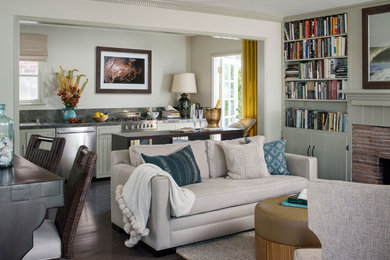 Kleines, Offenes Maritimes Wohnzimmer mit grauer Wandfarbe, braunem Holzboden, Kamin und Kaminumrandung aus Backstein in Orange County