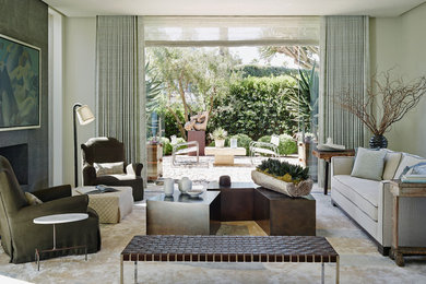 Immagine di un soggiorno mediterraneo con sala formale, pareti verdi, moquette, camino classico e nessuna TV