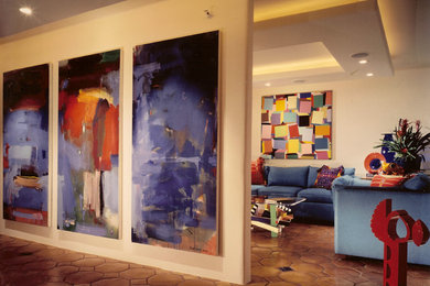 Imagen de salón actual con paredes beige