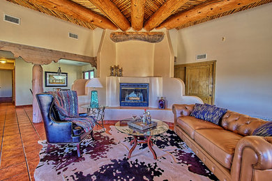 Diseño de salón abierto de estilo americano extra grande con paredes beige, suelo de baldosas de cerámica, todas las chimeneas y marco de chimenea de yeso