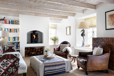 Immagine di un grande soggiorno country aperto con pareti bianche e stufa a legna