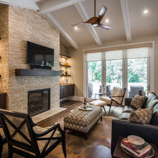Idee per un soggiorno chic di medie dimensioni e aperto con pareti beige, pavimento in legno massello medio, camino classico, cornice del camino in pietra, TV a parete, sala formale e pavimento marrone