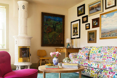 Foto de salón abierto romántico de tamaño medio sin televisor con paredes beige, suelo de madera en tonos medios, estufa de leña, marco de chimenea de yeso y suelo marrón