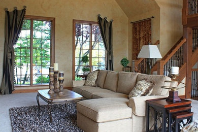 Immagine di un soggiorno chic di medie dimensioni e aperto con sala formale, pareti beige, moquette e pavimento beige
