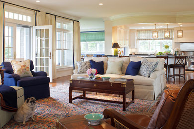 Mittelgroßes, Offenes Klassisches Wohnzimmer mit beiger Wandfarbe, braunem Holzboden, Kamin und Kaminumrandung aus Holz in Providence