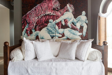 Mediterranes Wohnzimmer mit grauer Wandfarbe in London