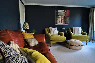 Imagen de salón cerrado tradicional de tamaño medio con paredes azules y moqueta