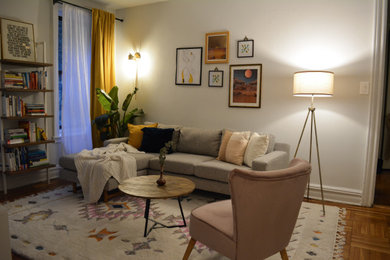 Foto de salón cerrado moderno pequeño con paredes grises, suelo de madera en tonos medios, televisor independiente y suelo marrón