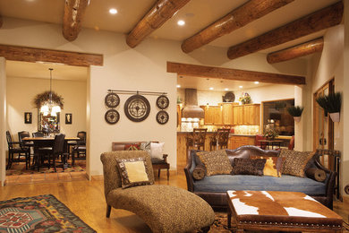 Großes, Offenes, Repräsentatives Mediterranes Wohnzimmer ohne Kamin mit beiger Wandfarbe und hellem Holzboden in Denver