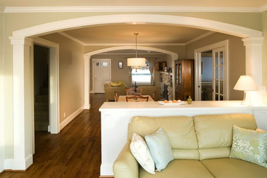 Diseño de salón abierto de estilo americano de tamaño medio con paredes multicolor y suelo de madera oscura