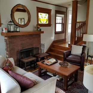 Esempio di un soggiorno american style di medie dimensioni e aperto con sala formale, pareti bianche, parquet chiaro, camino classico, cornice del camino in mattoni, nessuna TV e pavimento beige
