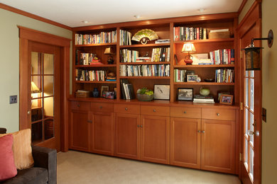 Пример оригинального дизайна: гостиная комната в стиле кантри с с книжными шкафами и полками, зелеными стенами и ковровым покрытием