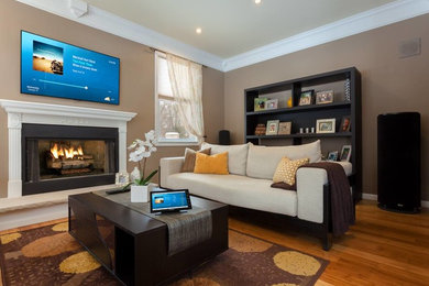 Esempio di un soggiorno classico di medie dimensioni con sala formale, pareti beige, pavimento in legno massello medio, TV a parete e pavimento marrone