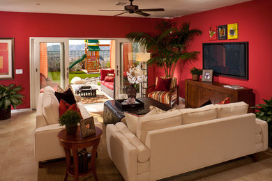 Bild på ett mellanstort funkis allrum med öppen planlösning, med röda väggar, travertin golv, en väggmonterad TV och beiget golv
