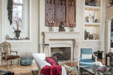 Repräsentatives Klassisches Wohnzimmer mit beiger Wandfarbe, braunem Holzboden, Kamin und braunem Boden in St. Louis