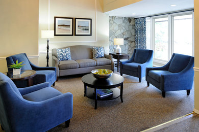 Immagine di un soggiorno chic di medie dimensioni e chiuso con pareti beige e moquette