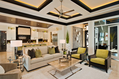 Cette image montre un grand salon design ouvert avec un sol en marbre, un sol beige et un mur blanc.