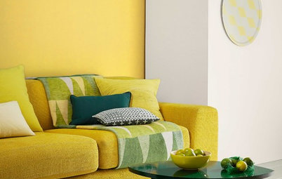 Harmonie pur: Wand und Sofa in der gleichen Farbe