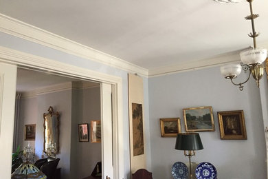 Klassisches Wohnzimmer mit blauer Wandfarbe in Washington, D.C.