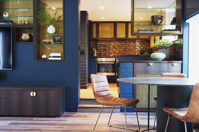 Imagen de salón abierto actual pequeño con paredes azules, suelo vinílico y televisor colgado en la pared