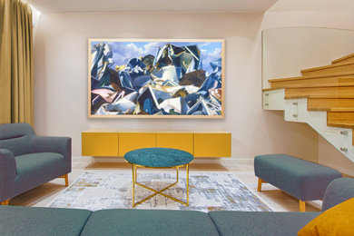 Ejemplo de salón abierto actual grande sin chimenea y televisor con paredes beige, suelo de madera clara y suelo beige