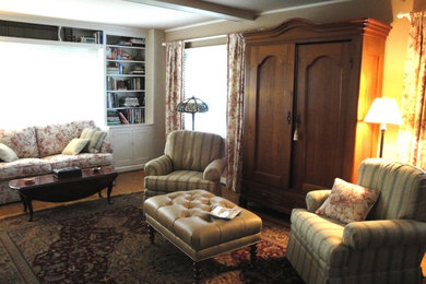 Example of a transitional living room design in Columbus