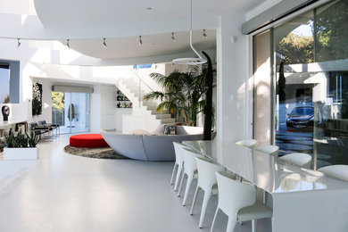 Idee per un ampio soggiorno contemporaneo stile loft con pareti bianche, pavimento in cemento, nessuna TV e pavimento bianco
