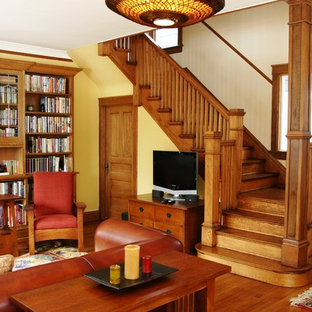 Idee per un soggiorno classico con libreria e pareti gialle