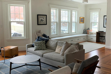 Diseño de salón abierto clásico renovado con paredes blancas y suelo de madera en tonos medios