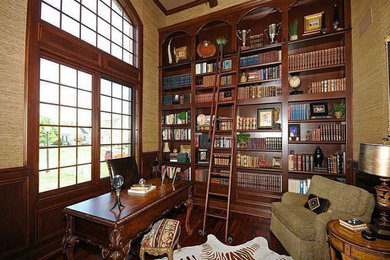 インディアナポリスにある広いトラディショナルスタイルのおしゃれなホームオフィス・書斎 (ライブラリー、濃色無垢フローリング) の写真