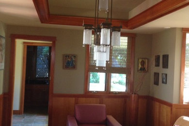 Modelo de salón para visitas abierto clásico renovado de tamaño medio con paredes verdes y suelo de madera clara
