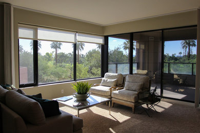 Diseño de salón abierto actual extra grande sin chimenea y televisor con paredes verdes, moqueta y suelo beige