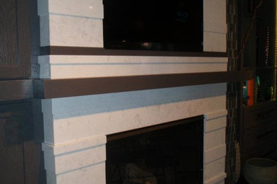 シカゴにある中くらいなコンテンポラリースタイルのおしゃれなLDK (標準型暖炉) の写真