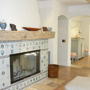 Cette photo montre un salon chic avec un mur blanc, une cheminée standard et un manteau de cheminée en carrelage.