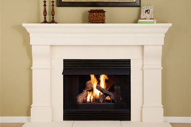 ナッシュビルにある中くらいなトラディショナルスタイルのおしゃれなリビング (ベージュの壁、淡色無垢フローリング、標準型暖炉、漆喰の暖炉まわり、茶色い床) の写真