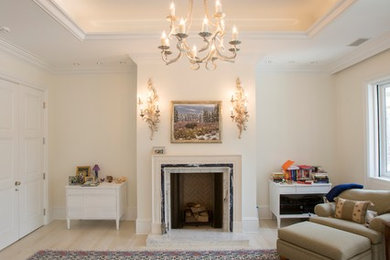 Imagen de salón para visitas sin televisor con paredes blancas, moqueta y todas las chimeneas