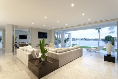 Стильный дизайн: большая открытая гостиная комната в современном стиле с серыми стенами, мраморным полом, двусторонним камином, телевизором на стене и серым полом - последний тренд