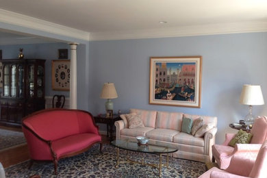 Diseño de salón ecléctico de tamaño medio con paredes azules y suelo marrón