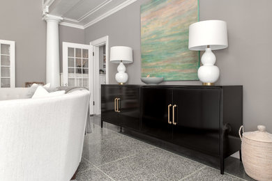 Cette image montre un grand salon minimaliste ouvert avec une salle de réception, un mur gris, un téléviseur fixé au mur et un sol gris.