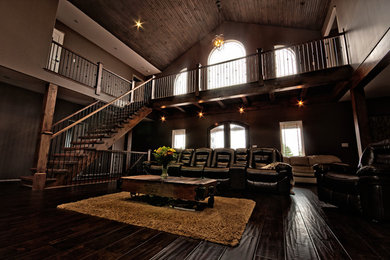 Foto de salón para visitas tipo loft clásico renovado de tamaño medio sin chimenea y televisor con paredes beige, suelo de madera oscura y suelo marrón