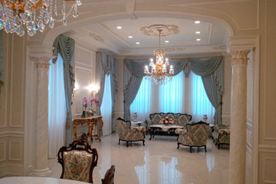 Exempel på ett stort klassiskt vardagsrum, med vita väggar