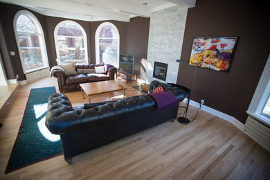 Bild på ett mellanstort vintage separat vardagsrum, med ett finrum, bruna väggar, ljust trägolv, en standard öppen spis, en spiselkrans i trä och en fristående TV