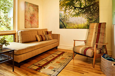 Modelo de salón para visitas abierto pequeño con suelo de madera en tonos medios